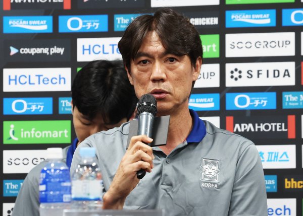 洪明甫:为应对世界杯赛 采用3后场球员阵形 至少5名球员有踢世界杯赛 实力