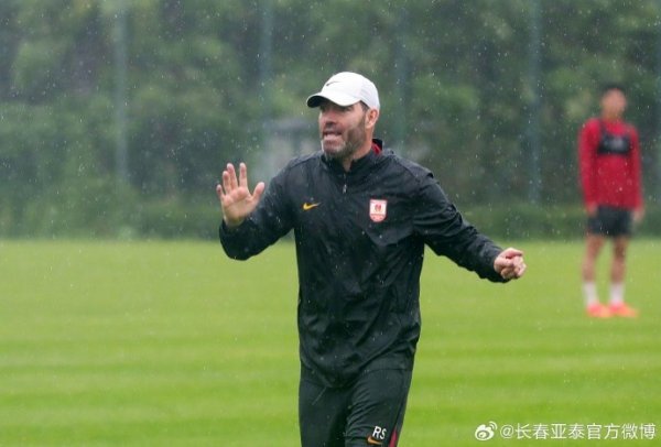 “东北德比” 一触即发 亚泰将士冒雨准备比赛  大连英博