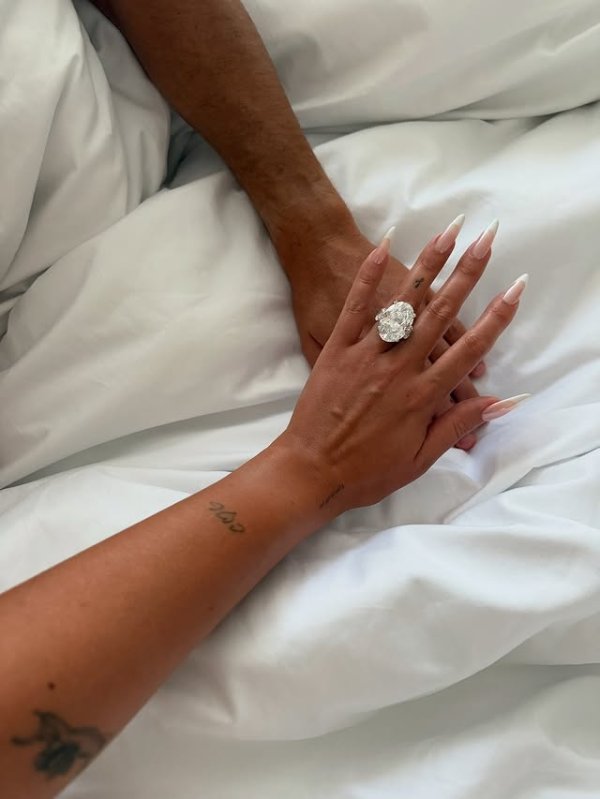 巨大钻戒💍马卡：C罗订婚戒指超一百万美元，很可能超10-15克拉