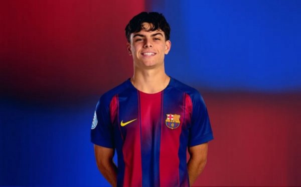 每体：18岁埃斯帕特或进入巴萨国家德比名单，可作为右后场球员待命