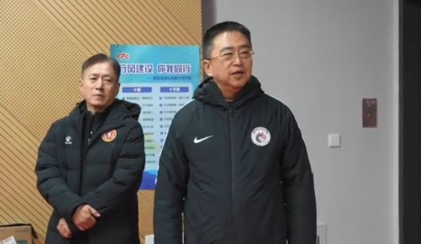 沈阳市委副书记亲临更衣室祝贺铁人：明年在中超继续展现铁人精神