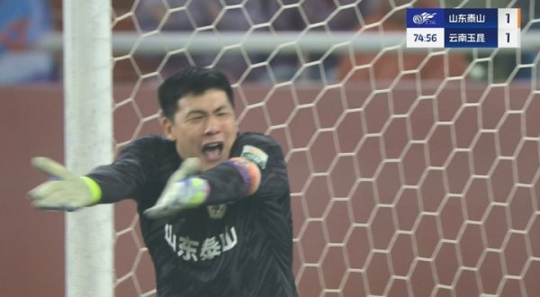 王大雷怒了！约尼查击中泰山横梁，王大雷对后防非常不满意
