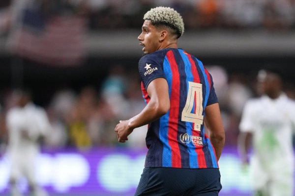 世体：阿劳霍、卡萨多可能代替库巴西、佩德里杆位迎战埃尔切