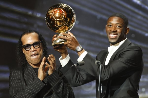 队报：阿迪达斯几周前就为登贝莱拍摄了获奖素材，是为提前准备