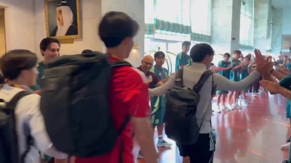 U17世界杯赛  期间，日本队与墨西哥队在酒店相互列队致意